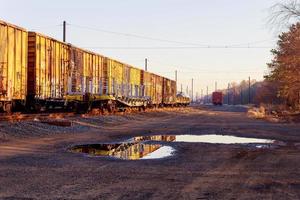 los vagones de ferrocarril se paran en la estación de carga en EE.UU. foto