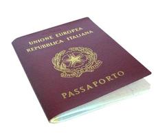 pasaporte italiano aislado foto