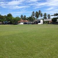 campo de fútbol con nubes en el campo. foto