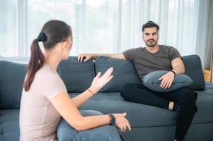 la gente sonríe feliz de seguir viviendo en casa, actividad de estilo de vida en el interior de la habitación en casa foto