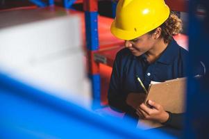 capataz o ingeniero están trabajando en contenedores de envío de transporte industrial logístico foto