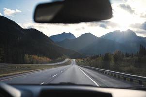 viaje panorámico por carretera con sol en las montañas rocosas canadienses en el parque nacional de banff foto
