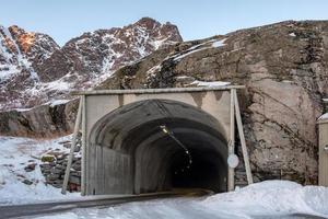 túnel excavado a través de una gran montaña en lofoten foto