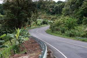 camino sinuoso en la cima de la montaña en la selva tropical en la provincia de nan foto