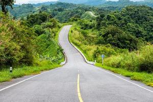 carretera de asfalto curvada en la colina foto