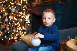 concepto de historias de niños de navidad. primer recuerdo de la infancia. foto