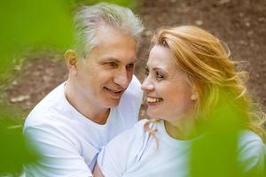 pareja mayor en un picnic en el bosque foto