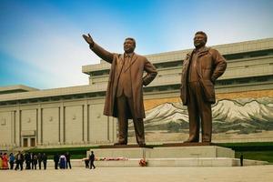 Estatuas de kim il sung y kim jong il de 20 metros de altura en la parte central del gran monumento mansu hill ubicado en mansudae, pyongyang. se dedicó originalmente en abril de 1972 foto