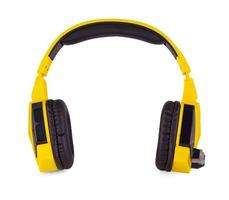 los auriculares amarillos con un micrófono aislado sobre fondo blanco. foto