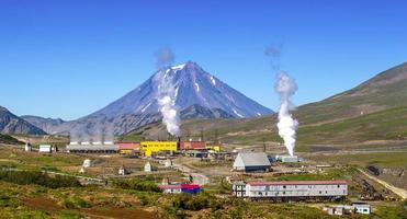la energía alternativa de la central eléctrica geotérmica en la península de kamchatka foto