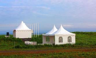 glamping en la costa del pacífico en un lugar ecológicamente limpio en rusia. kamchatka. foto