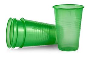 el vaso de plástico verde aislado en un fondo blanco foto