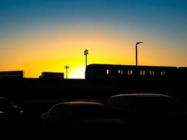 silueta del tren del cielo entrante o saliente en la hermosa puesta de sol. foto