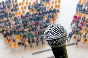 el micrófono y la vista superior de la sala de reuniones desdibujan el fondo, los negocios foto