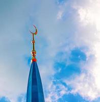 media luna dorada en la cúpula de la mezquita y el cielo azul foto