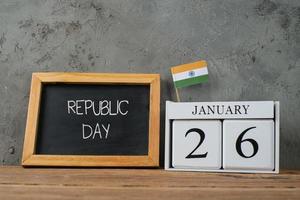 día de la república escrito en él y una bandera de la india, sobre una superficie rústica de madera foto