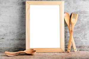 marco de madera vacío y accesorios de cocina. foto