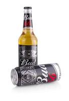 botella de cerveza de bud sobre un fondo blanco, una cerveza pálida de estilo americano producida por anheuser-busch foto