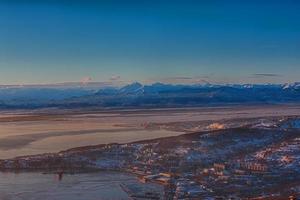 la vista panorámica de la ciudad petropavlovsk-kamchatsky y volcanes foto