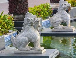 la escultura del león chino en sanya, isla de hainan foto