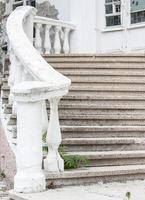 antiguas escaleras de piedra en un antiguo edificio abandonado. enfoque selectivo foto