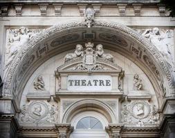 fachada del teatro en avignon, francia foto