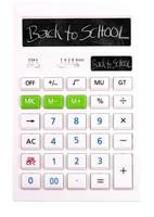 la calculadora escolar con la inscripción regreso a la escuela sobre fondo blanco foto