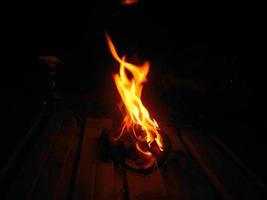 fuego en la noche. la hoguera suele estar encendida cuando hay actividades al aire libre foto