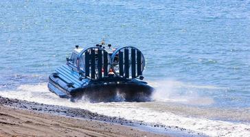 el aerodeslizador en el océano pacífico en la península de kamchatka foto