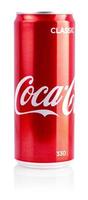 foto editorial de la lata roja de aluminio de primer plano de coca-cola