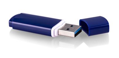 la unidad flash USB azul, la tarjeta flash aislada en el fondo blanco foto