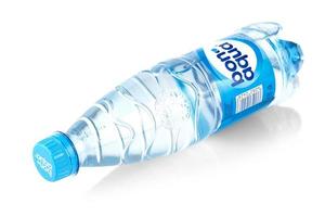 agua potable bon aqua en una botella de plástico aislada sobre fondo blanco foto