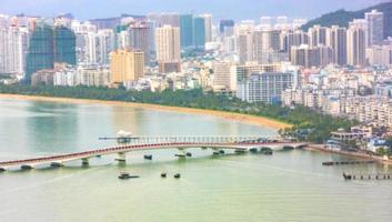 la vista desenfocada del horizonte de sanya, china foto