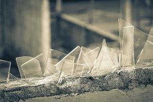 pared peligrosa con fragmentos de vidrio roto playa del carmen méxico. foto