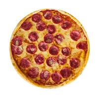 pizza italiana con sal, queso y hierbas sobre fondo blanco aislado foto