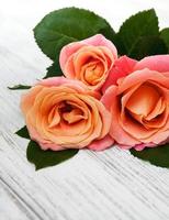 rosas rosadas sobre un fondo de madera foto