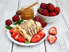 crepes con fresas y salsa de chocolate foto