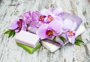 jabón artesanal y orquídeas moradas foto