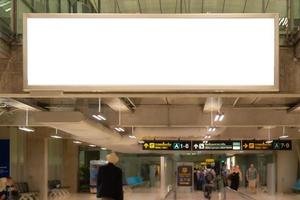 cartelera publicitaria en blanco en el fondo del aeropuerto gran anuncio lcd foto