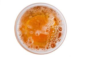 cerveza en vaso. espuma de cerveza aislada sobre fondo blanco. vista desde arriba. foto