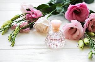 frascos de perfume con flores foto