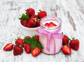 yogur con fresas foto