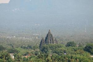 vista aérea del templo de prambanan en yogykarta, indonesia foto