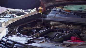 riparazione auto in officina. video