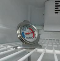 termómetro de nevera. controlador de temperatura. Control térmico del frigorífico. de cerca. termómetro digital. foto