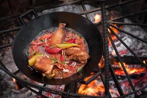 cocinando al fuego foto