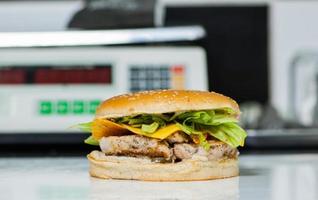 una hamburguesa con queso con pollo foto