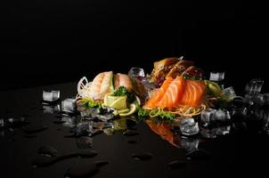 sushi sobre fondo negro foto