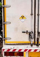 Señal de advertencia de radiación en la etiqueta de transporte de mercancías peligrosas clase 7 en el contenedor del camión de transporte foto