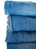 pila de jeans azules, textura de tela foto